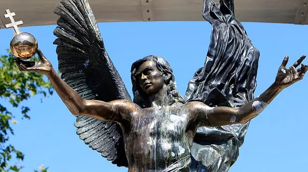 Photo of statute